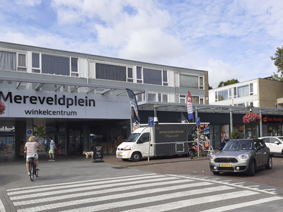 908917 Gezicht op de ingang van Winkelcentrum Mereveldplein te De Meern (gemeente Utrecht) waarvan de binnenruimte ...